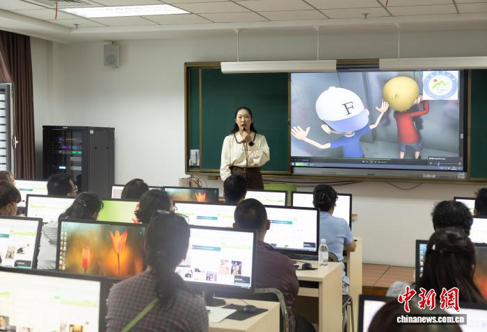 マイクロ映画制作を学ぶ受講生たち（撮影・楊迪）。