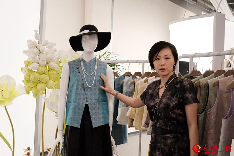 店内の「新中国スタイル」の服を紹介する田玲さん（撮影・葛俊俊）。