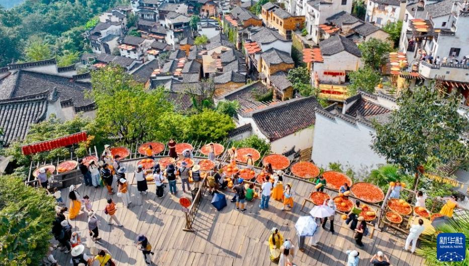 秋の風物詩・江西省婺源の「天日干し」                    実りの秋の到来とともに、江西省婺源県では今年も「晒秋（秋の天日干し）」の季節を迎えている。詳細>