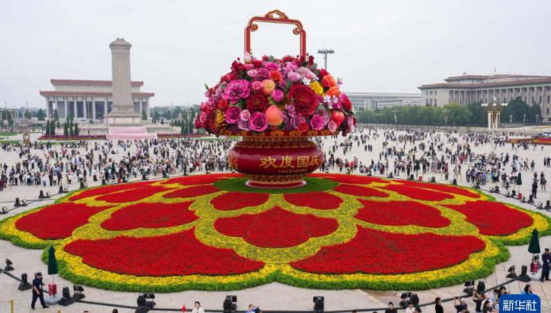 国慶節のテーマ花壇登場、長安街にも複数の花壇　北京           北京市園林緑化局は26日、国慶節（10月1日）77周年に向けた天安門広場と長安街沿道の花壇設置計画を公開した。詳細>