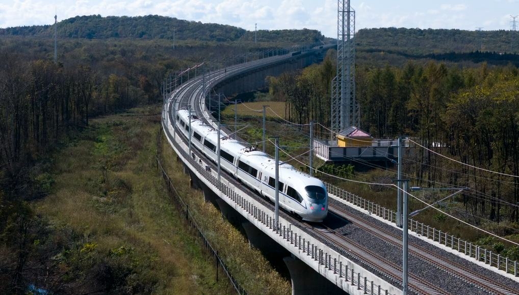 哈爾浜と伊春を結ぶ高速鉄道が開通・運行開始　黒竜江省           黒竜江省の哈爾浜（ハルビン）市と伊春市を結ぶ哈伊高速鉄道は、全長318キロメートル、設計時速250キロメートルで、全線に9駅が設置されている。そのうち伊春西駅は、中国国内で最も高い緯度に位置する高速鉄道駅となる。詳細>