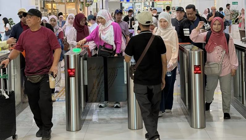 ジャカルタ-バンドン高速鉄道開通からちょうど3年　延べ1800万人以上が利用           インドネシアのジャカルタ-バンドン高速鉄道が正式に開通して10月17日でちょうど3年を迎えた。詳細>