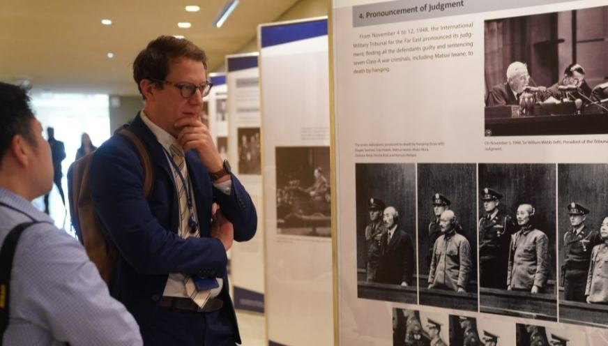 「東京裁判開廷80周年記念写真展」が国連本部で開幕　米ニューヨーク           「全人類のための正義と平和――東京裁判開廷80周年記念写真展」が10月26日、米ニューヨークの国連本部で開幕した。詳細>