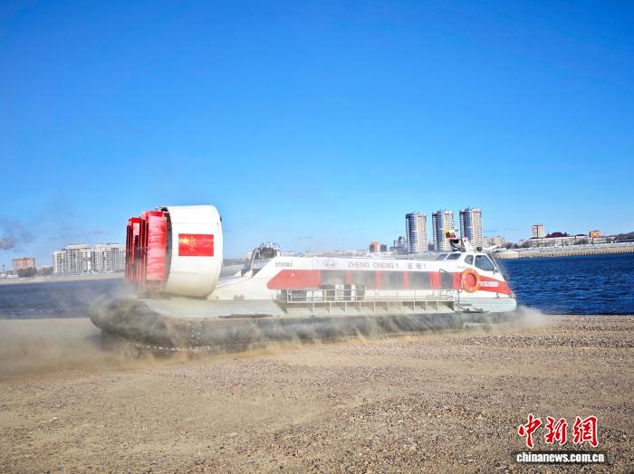 黒河市で27日に2026年度秋・冬シーズンホバークラフトの運航が開始（撮影・李静雯）。